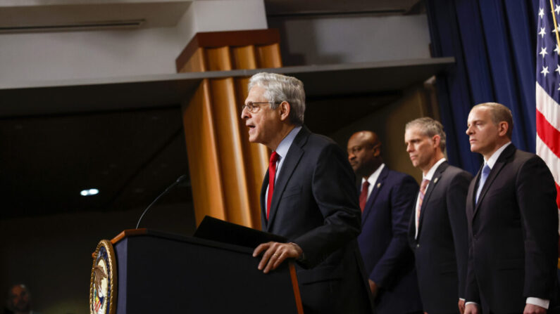 El fiscal general Merrick Garland habla en una rueda de prensa en el Departamento de Justicia de EE.UU. en Washington el 2 de mayo de 2023. (Anna Moneymaker/Getty Images)