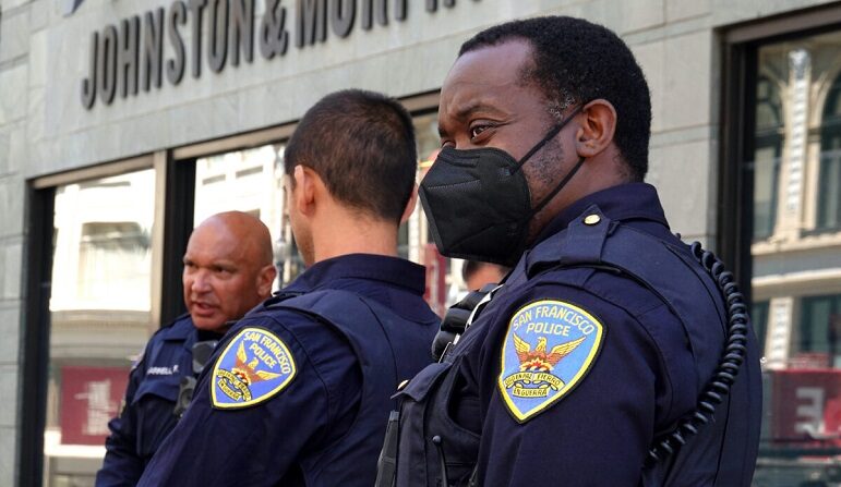 Oficiales de policía de San Francisco responden a una llamada en San Francisco el 24 de mayo de 2022. (Justin Sullivan/Getty Images)

