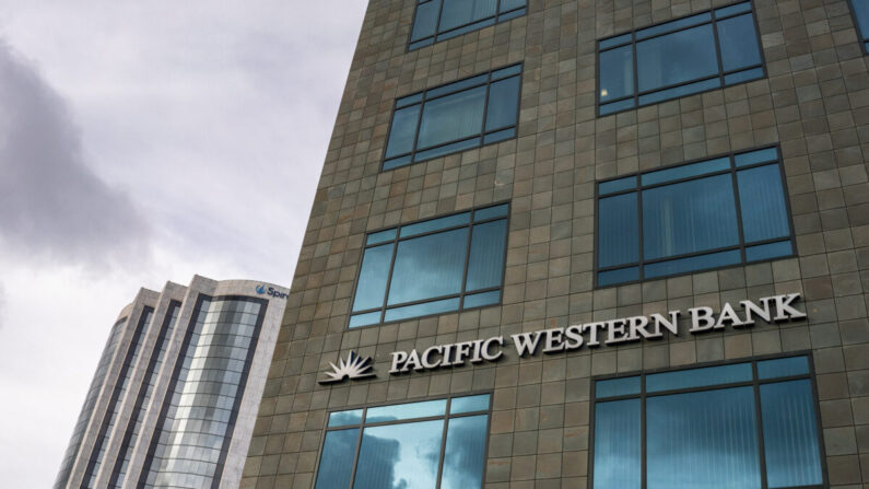Un local del Pacific Western Bank en Irvine, California, el 3 de mayo de 2023. (John Fredricks/The Epoch Times)