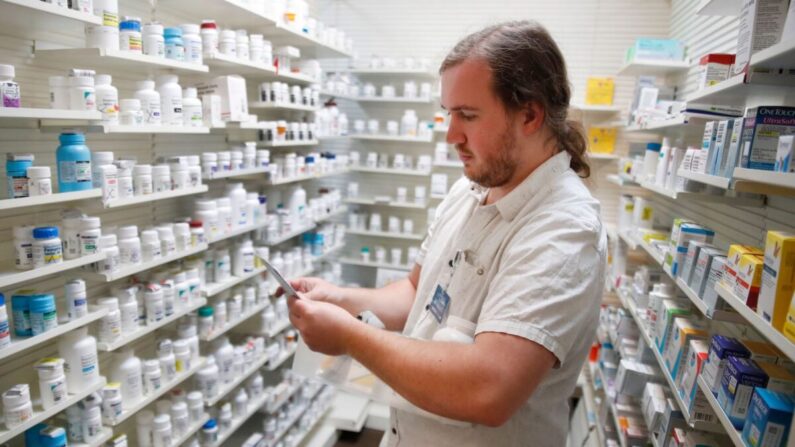 Un empleado de farmacia llena estanterías en Rock Canyon Pharmacy, en Provo, Utah, el 20 de mayo de 2020. (George Frey/AFP vía Getty Images)
