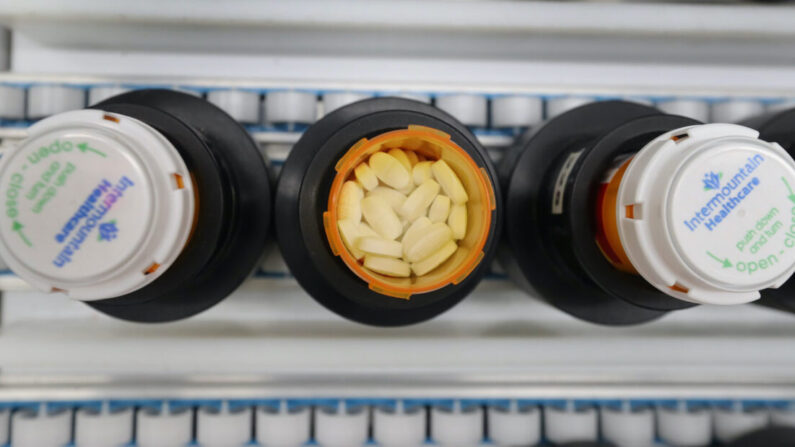 Frascos de medicamentos recetados avanzan por una línea automatizada en la farmacia central de Intermountain Heathcare, en Midvale, Utah, el 10 de septiembre de 2018. (George Frey/Getty Images)
