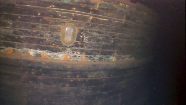 Un portal en el buque de vapor hundido C.F. Curtis tras su descubrimiento en 2021. (Cortesía del Great Lakes Shipwreck Museum)