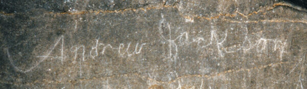 El nombre de Andrew Jackson inscrito en el sistema de cuevas bajo la cueva de Ruby Falls. (Cortesía de Ruby Falls)