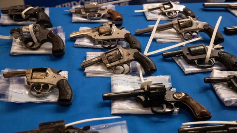 Pistolas y armas de fuego se muestran durante un evento de recompra de armas en todo el estado celebrado por la oficina del Fiscal General del Estado de Nueva York en el barrio de Brooklyn de Nueva York el 29 de abril de 2023. (Yuki Iwamura/AFP vía Getty Images)
