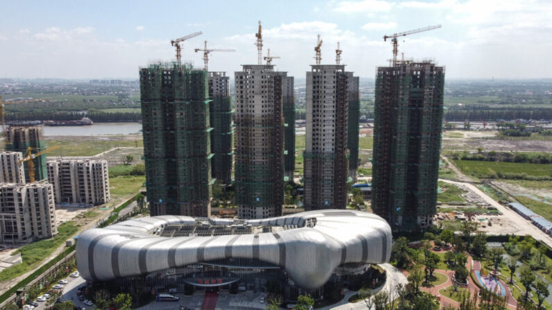 El 17 de septiembre de 2021, en Taicang, ciudad de Suzhou, en la provincia oriental china de Jiangsu, se interrumpe la construcción de la Ciudad del Turismo Cultural Evergrande, un complejo residencial, comercial y de ocio de uso mixto. (Vivian Lin/AFP vía Getty Images)
