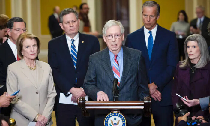 El líder de la minoría del Senado, Mitch McConnell (R-KY), habla durante una conferencia de prensa en el Capitolio de EE.UU., el 24 de enero de 2023. (Win McNamee/Getty Images)
