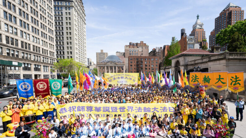 Practicantes de Falun Gong celebran el Día Mundial de Falun Dafa en Nueva York el 7 de mayo de 2023. (Larry Dye/The Epoch Times)