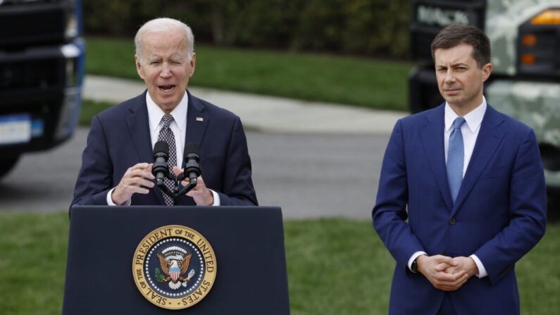 El presidente Joe Biden pronuncia un discurso junto al secretario de Transporte Pete Buttigieg en el Jardín Sur de la Casa Blanca en Washington, el 4 de abril de 2022. (Chip Somodevilla/Getty Images)
