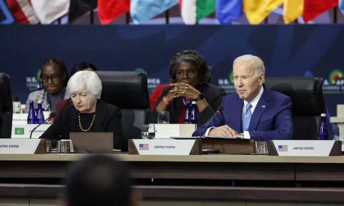El presidente de EE.UU., Joe Biden, habla junto a la secretaria del Tesoro de EE.UU., Janet Yellen, en una sesión de clausura sobre seguridad alimentaria en la Cumbre de Líderes de EE.UU. y África, en Washington, el 15 de diciembre de 2022. (Anna Moneymaker/Getty Images)
