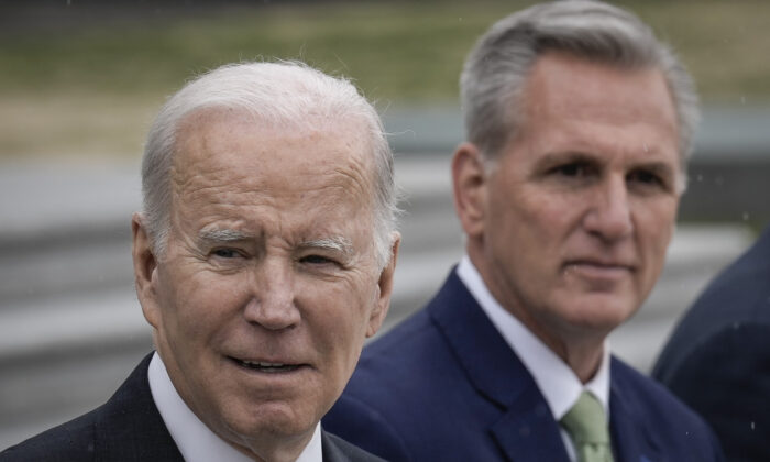 El presidente Joe Biden y el presidente de la Cámara de Representantes Kevin McCarthy (R-Calif.) salen del Capitolio de EE. UU. en Washington, el 17 de marzo de 2023. (Drew Angerer/Getty Images)
