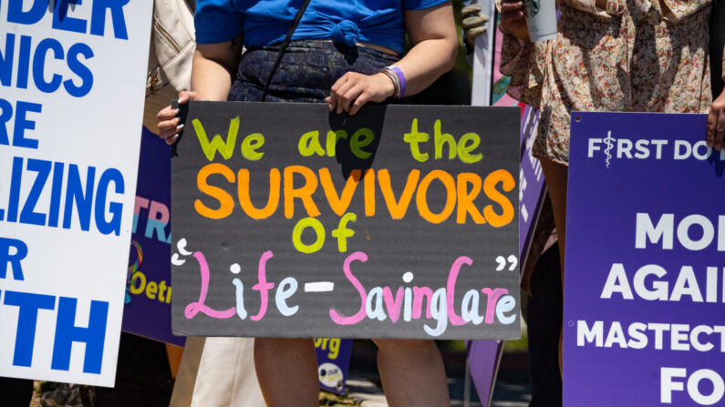 Defensores se reúnen fuera de la conferencia anual de la Sociedad de Endocrinología Pediátrica celebrada en San Diego, California, el 6 de mayo de 2023. (John Fredricks/The Epoch Times)
