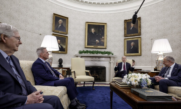 El líder de la minoría en el Senado, Mitch McConnell (R-Ky.) (I), el presidente de la Cámara de Representantes, Kevin McCarthy (R-Calif.), y el presidente Joe Biden se reúnen con otros legisladores en el Despacho Oval de la Casa Blanca el 9 de mayo de 2023. (Anna Moneymaker/Getty Images)
