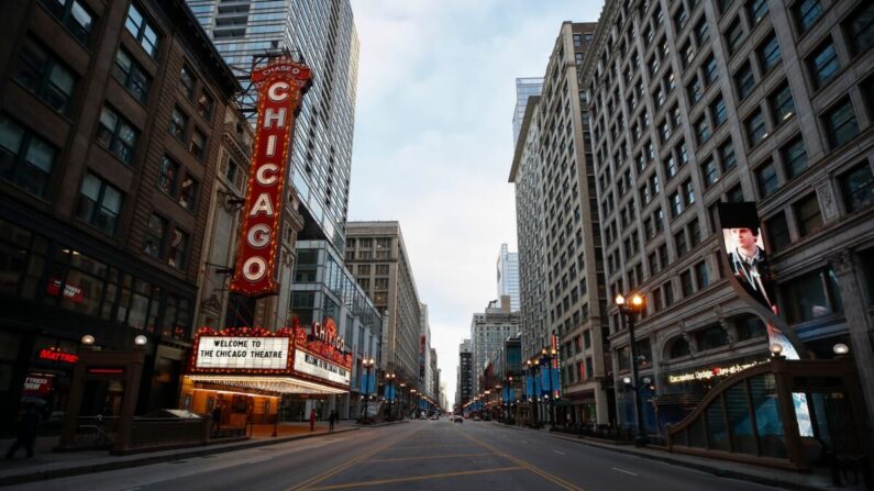 Teatro Chicago cerrado en Chicago, Illinois, el 21 de marzo de 2020. (Kamil Krzaczynski/AFP vía Getty Images)