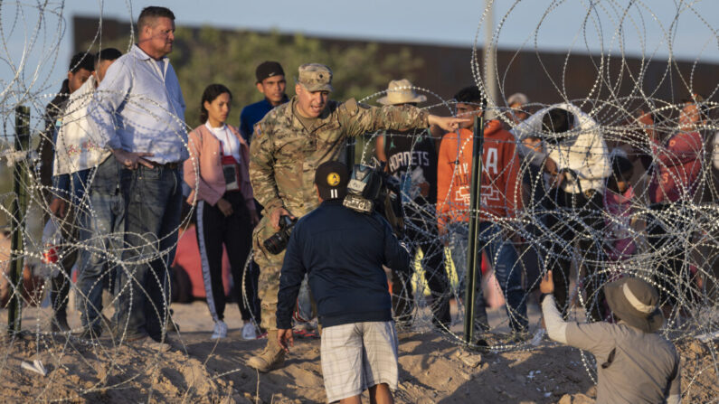 Un soldado de la Guardia Nacional de Texas impide que periodistas se acerquen a los migrantes que cruzaron desde México, en El Paso, Texas, el 9 de mayo de 2023. (John Moore/Getty Images)
