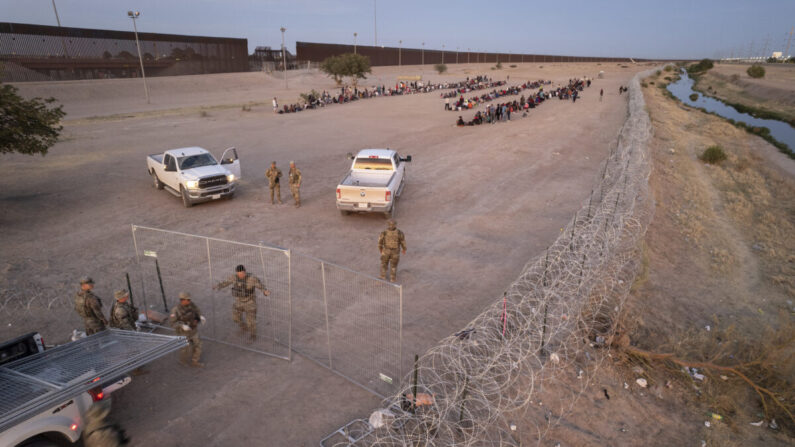 Tropas de la Guardia Nacional de Texas establecen un "embudo de entrada" cerca de un cruce fronterizo ilegal adyacente a El Paso, Texas, el 9 de mayo de 2023. (John Moore/Getty Images)