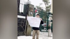 Joven se alza contra el Partido Comunista Chino