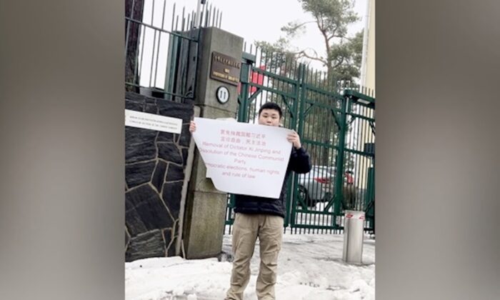 Zhao Yunting protesta contra la tiranía del régimen chino frente a la embajada china en Helsinki, Finlandia, en marzo de 2023. (Cortesía de Zhao Yunting) 