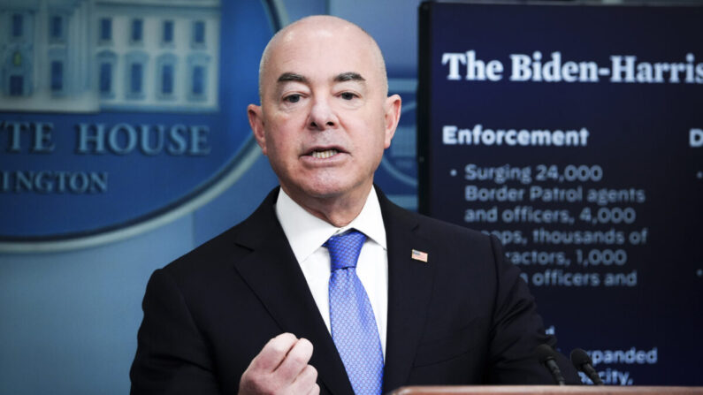 El secretario de Seguridad Nacional Alejandro Mayorkas habla durante una rueda de prensa en la Casa Blanca en Washington el 11 de mayo de 2023. (Madalina Vasiliu/The Epoch Times)
