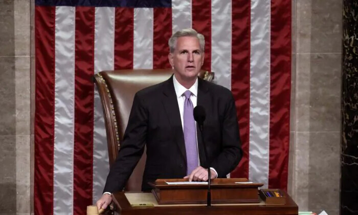El presidente de la Cámara de Representantes, Kevin McCarthy (R-Calif.), preside la votación sobre la HR2, la Ley de Seguridad Fronteriza de 2023, en la Cámara de Representantes del Capitolio de EE. UU. en Washington, el 11 de mayo de 2023. (Drew Angerer/Getty Images)