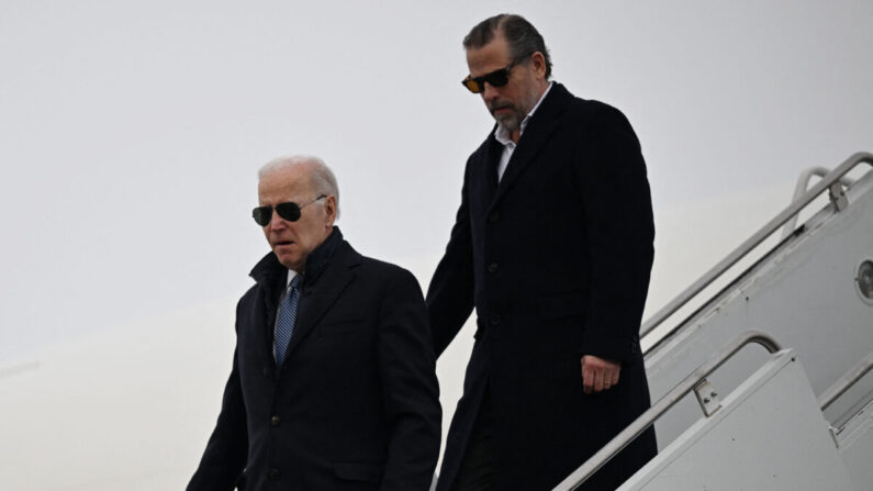 Joe Biden, con su hijo Hunter Biden, llega a la Base de la Guardia Nacional Aérea de Hancock Field en Siracusa, Nueva York, el 4 de febrero de 2023. (Andrew Caballero-Reynolds/AFP vía Getty Images)
