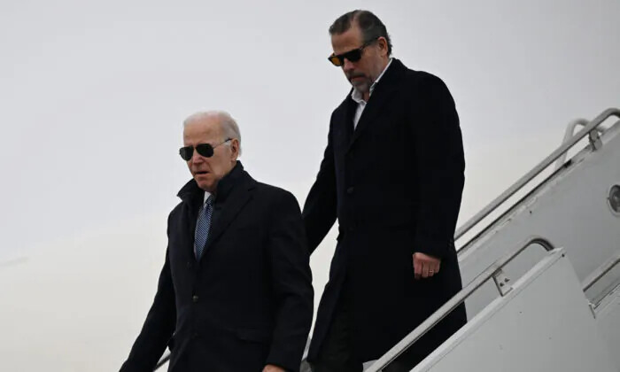 Joe Biden, con su hijo Hunter Biden, llega a la base de la Guardia Nacional Aérea de Hancock Field, en Syracuse, Nueva York, el 4 de febrero de 2023. (Andrew Caballero-Reynolds/AFP vía Getty Images)
