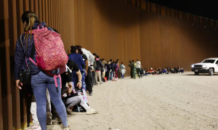 Inmigrantes ilegales procesados ​​por agentes de EE.UU. después de cruzar a Arizona procedentes de México, el 11 de mayo de 2023. (Mario Tama/Getty Images)