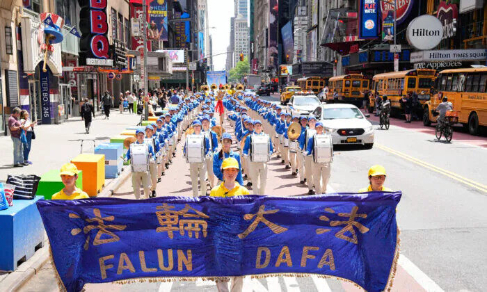 Practicantes de Falun Gong marchan en Manhattan en conmemoración del Día Mundial de Falun Dafa, en la ciudad de Nueva York, NY, el 12 de mayo de 2023. (Dai Bing/The Epoch Times)

