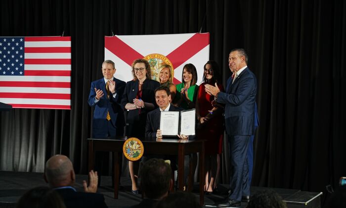 Gobernador de Florida Ron DeSantis firma legislación que prohíbe el uso de los criterios ESG por parte de la industria financiera el 2 de mayo. (Cortesía de la Oficina del Gobernador de Florida)