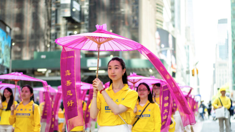 Practicantes de Falun Gong marchan en Manhattan para celebrar el Día Mundial de Falun Dafa el 12 de mayo de 2023, en Nueva York. (Samira Bouaou/The Epoch Times)