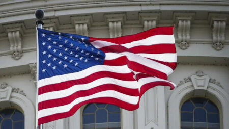 Banderas ondean sobre el Capitolio de EE.UU. en honor al Día Mundial de Falun Dafa