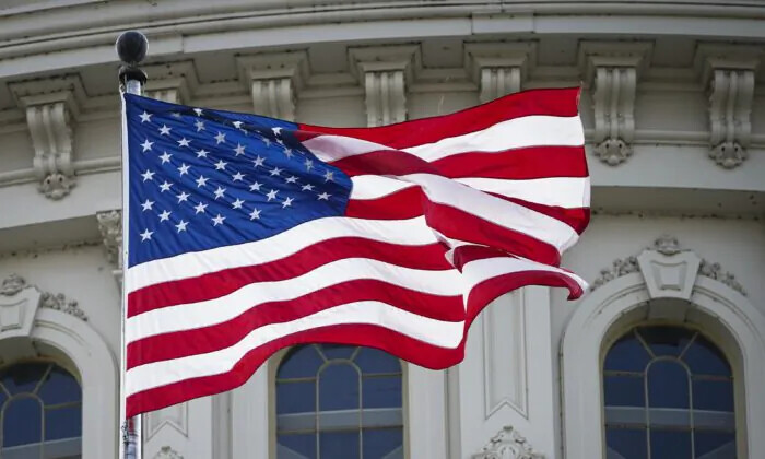 La bandera de Estados Unidos en la cúpula del edificio del Capitolio de Estados Unidos, en Washington, el 12 de mayo de 2023. (Madalina Vasiliu/The Epoch Times)
