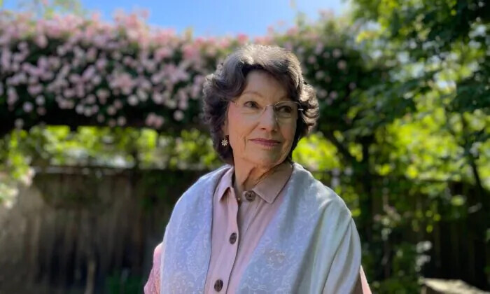 Linda Campbell en el jardín de su patio trasero, en el condado de Sonoma, California, el 12 de mayo de 2023. (Cortesía de Linda Campbell)
