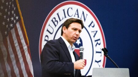 ANÁLISIS: DeSantis aprovecha la oportunidad después que Trump cancela un evento en Iowa