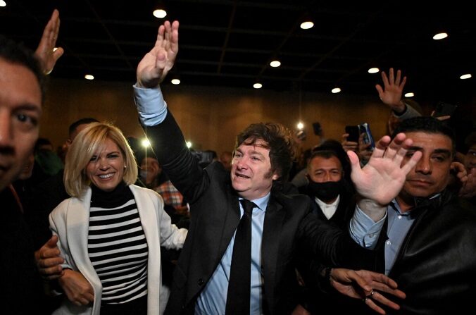 El diputado argentino Javier Milei saluda a sus seguidores durante la presentación de su libro "El Camino del Libertario" en la Feria Internacional del Libro de Buenos Aires el 14 de mayo de 2022. (Luis Robayo / AFP vía Getty Images)