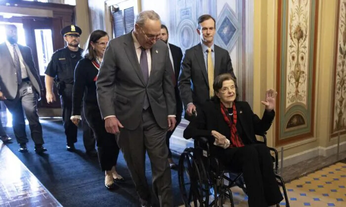 El líder de la mayoría del Senado de EE.UU., Chuck Schumer (D-N.Y.), acompaña a la senadora Dianne Feinstein (D-Calif.) cuando llega al Capitolio de EE.UU. luego de una larga ausencia debido a problemas de salud, en Washington, el 10 de mayo de 2023. (Kevin Dietsch/Getty Images)
