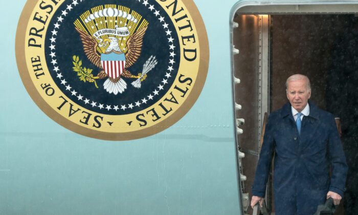 El presidente de Estados Unidos, Joe Biden, llega a la Estación Aérea del Cuerpo de Marines de Iwakuni para asistir a la cumbre del G-7, que tendrá lugar en Hiroshima, en Iwakuni, Japón, el 18 de mayo de 2023. (Tomohiro Ohsumi/Getty Images)
