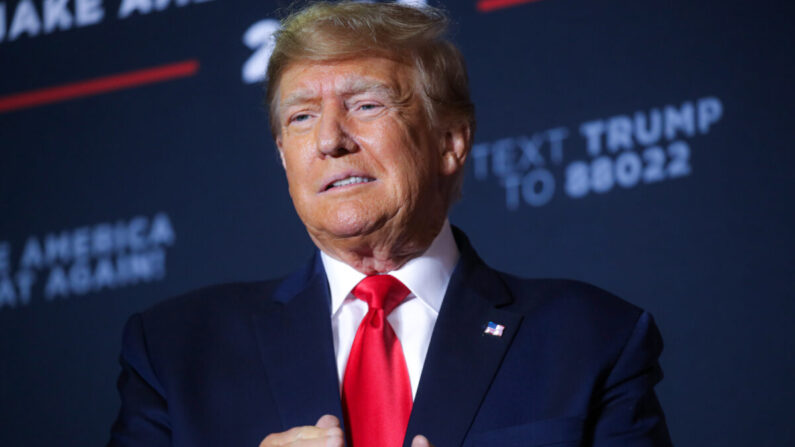 El expresidente Donald Trump habla en un mitin de campaña en Manchester, N.H., el 27 de abril de 2023. (Spencer Platt/Getty Images)
