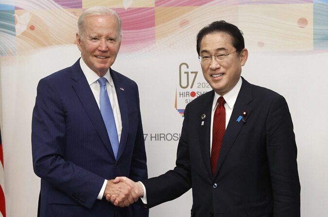 El presidente Joe Biden (izquierda) y Fumio Kishida, primer ministro de Japón, se dan la mano antes de una reunión bilateral previa a la cumbre de líderes del Grupo de los Siete (G7) el 18 de mayo de 2023 en Hiroshima, Japón.(Kiyoshi Ota/Pool/Getty Images)
