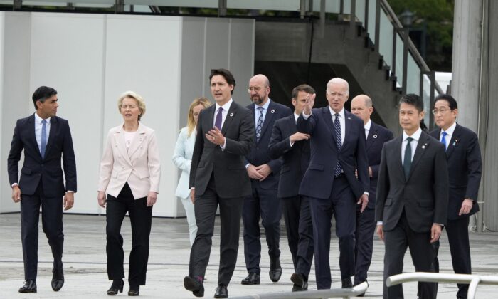 Los líderes del Grupo de los Siete (G-7) salen del Museo Conmemorativo de la Paz para asistir a una ceremonia de colocación de una corona de flores en el Parque Conmemorativo de la Paz como parte de la Cumbre de Líderes del G-7 en Hiroshima el 19 de mayo de 2023. (Franck Robichon/POOL/AFP vía Getty Images)