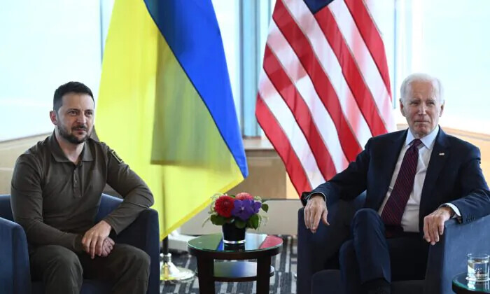 El presidente de Ucrania, Volodímir Zelenski, y el presidente de Estados Unidos, Joe Biden, participan en una reunión bilateral durante la Cumbre de Líderes del G-7, en Hiroshima, Japón, el 21 de mayo de 2023. (Brendan Smialowski/AFP vía Getty Images)
