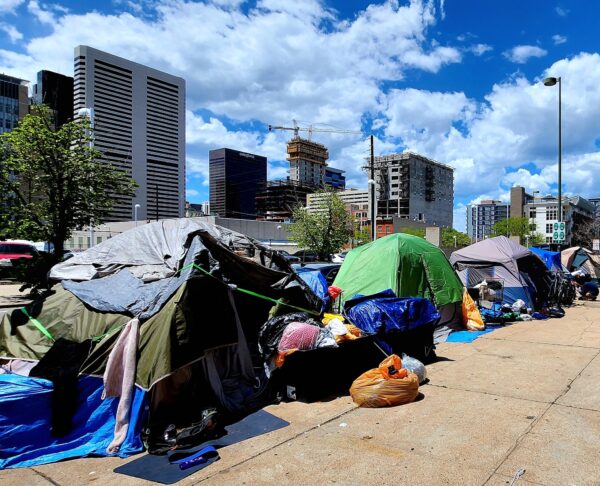 La acera de la calle 21 en Denver, Colorado, era un enclave de carpas para personas sin hogar, el 17 de mayo de 2023. (Allan Stein/The Epoch Times)