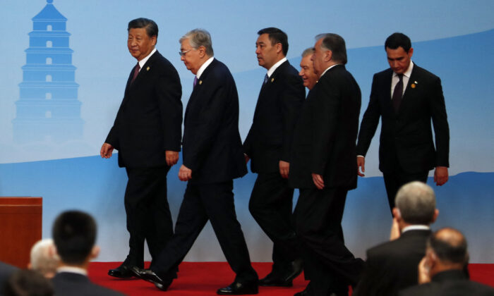 (I-D) El líder chino Xi Jinping; el presidente de Kazajstán, Kassym-Jomart Tokayev; el presidente de Kirguistán, Sadyr Japarov; el presidente de Uzbekistán, Shavkat Mirziyoyev; el presidente de Tayikistán, Emomali Rahmon; y el presidente de Turkmenistán, Serdar Berdymukhamedov; llegan a la rueda de prensa conjunta de la Cumbre China-Asia Central en Xian, en la provincia septentrional china de Shaanxi, el 19 de mayo de 2023. (Florence Lo/POOL/AFP vía Getty Images)