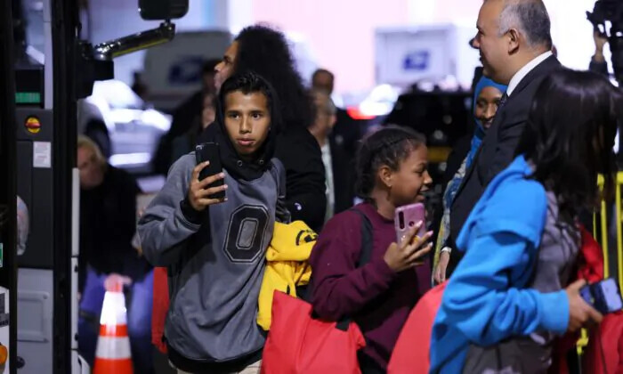 Inmigrantes ilegales llegan a la terminal de la Autoridad Portuaria de la ciudad de Nueva York, el 3 de mayo de 2023. (Michael M. Santiago/Getty Images)