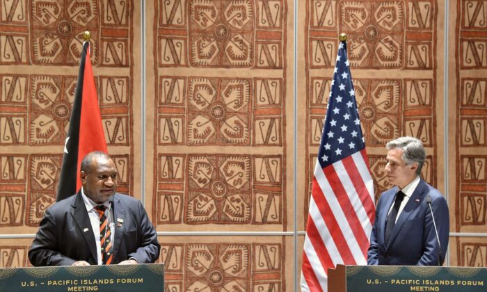 El primer ministro de Papúa Nueva Guinea, James Marape, habla mientras el secretario de Estado de EE. UU., Antony Blinken, mira durante una rueda de prensa conjunta tras el foro Estados Unidos-Islas del Pacífico en la APEC Haus en Port Moresby el 22 de mayo de 2023. (Andrew Kutan/AFP vía Getty Images)