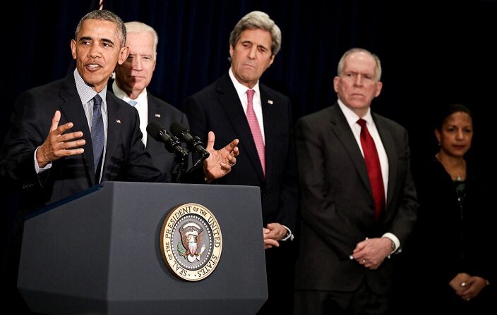 El presidente Barack Obama pronuncia un discurso desde la sede de la CIA mientras (de izquierda a derecha) observan el vicepresidente Joe Biden, el secretario de Estado John Kerry, el director de la CIA John Brennan y la asesora de seguridad nacional Susan Rice, en Langley, Virginia, el 13 de abril de 2016. (Win McNamee/Getty Images)
