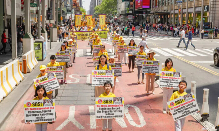 Practicantes de Falun Gong marchan en Manhattan para celebrar el Día Mundial de Falun Dafa, en Nueva York, el 12 de mayo de 2023. (Larry Dye/The Epoch Times)
