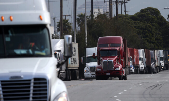Camiones en fila para hacer entregas en el Puerto de Oakland, California, el 18 de febrero de 2014. (Justin Sullivan/Getty Images)