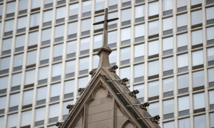 La cruz en la parte superior de la Arquidiócesis de Chicago se ve el 2 de enero de 2019, en Chicago, Illinois, después de una conferencia de prensa de los defensores de las víctimas de abuso del clero. (Kamil Krzaczynski/AFP vía Getty Images)
