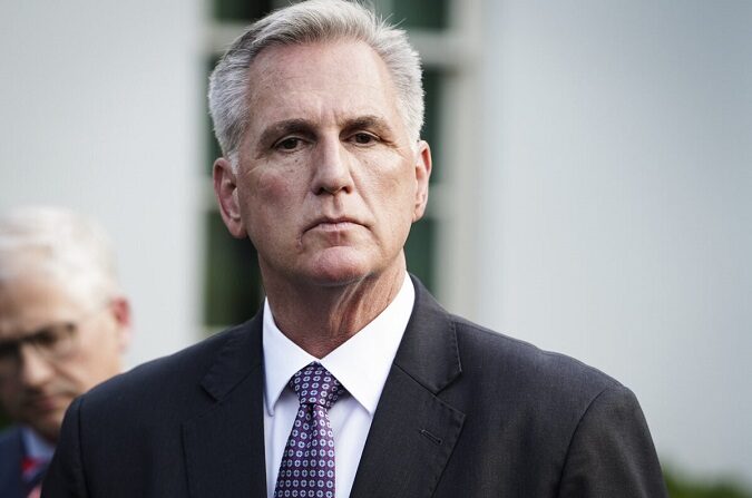 El presidente de la Cámara de Representantes, Kevin McCarthy (R-Calif.), habla con la prensa tras reunirse con el presidente Joe Biden para hablar sobre el límite de la deuda en la Casa Blanca, en Washington, el 22 de mayo de 2023. (Madalina Vasiliu/The Epoch Times)
