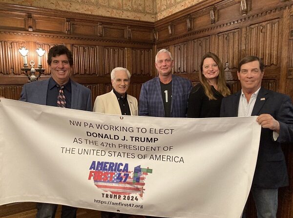 Anthony Ruffa, Louis Aliota, Brad Peganoff, Melanie Brewer y Greg Hayes se reúnen en una oficina de Erie, Pensilvania, para trabajar en los planes de su nuevo grupo pro-Donald Trump, AmFirst 47, el 22 de mayo de 2023. (Janice Hisle/The Epoch Times)